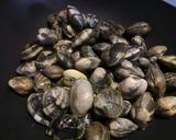 A picture of step 1 of Zuppa alle vongole - clam soup.