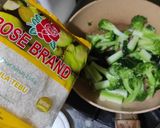 Foto langkah ke 3 dari resep Tumis Brokoli Tomat Ceri.