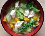 รูปขั้นตอนการทำที่ 4 ของ มิโซะซุปผักและฟักทองใส่อกไก่