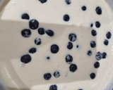 Foto del paso 4 de la receta: Tarta Fluida de Chocolate Blanco, Plátano y Arándanos con Base de Galletas y Helado de Violetas