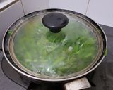 Foto langkah ke 6 dari resep Tumis Kangkung Segar dgn Sedikit Kuah Masak Tanpa Minyak Goreng.