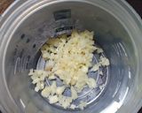 Hình bước làm 2 của món Thịt đầu heo luộc với canh nấm kim châm keto