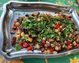 Une image de l'étape 16 de Aubergine et poivron aux tomates confites, coriandre et épices.
