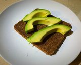 Foto del paso 2 de la receta Pan alemán, aguacate, queso y tomate