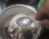 A picture of step 1 of 7 spoon unique cake.