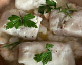 Foto del paso 4 de la receta: Supremas de merluza y gambones, al vino blanco, con ajos y aove