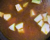 A picture of step 2 of Raw Papaya Fish Miso Soup.