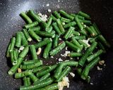 Foto langkah ke 3 dari resep Tumis tahu kacang panjang.