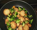 Foto langkah ke 7 dari resep Tumis Tofu Brokoli Wortel.