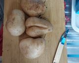 Foto del paso 1 de la receta: Codillo con papas en salsa de chile seco