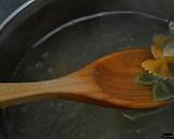 Foto del paso 3 de la receta Ensalada tibia de pajaritas, butifarras y salsa de boletus