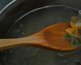 Foto del paso 3 de la receta: Ensalada tibia de pajaritas, butifarras y salsa de boletus