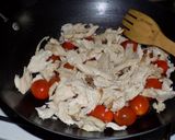 Foto del paso 2 de la receta: Fideos de zanahoria con cherry explotados y pollo al wok