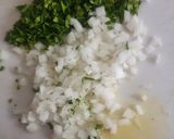 Foto del paso 2 de la receta: Tortitas de pollo en salsa verde
