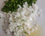 Foto del paso 2 de la receta: Tortitas de pollo en salsa verde