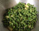 फ्रेंच बीन्स आलू की सब्जी (French beans aloo ki sabzi recipe in रेसिपी चरण 2 फोटो