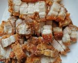รูปขั้นตอนการทำที่ 1 ของ หมูกรอบผัดพริกแกงแดง