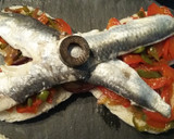 Foto del paso 7 de la receta: Tostadas de anchoas y sardinas marinadas