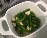 Une image de l'étape 4 de Piments verts indiens confits à l'ail, herbes et citron.