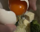 Foto langkah ke 2 dari resep Puree Scrambled Egg Cheese Broccoli #EdisiMPASI.