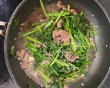 Hình bước làm 5 của món Thịt bò xào cải bó xôi topping mè trắng