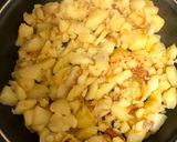 Foto del paso 2 de la receta: Tortilla de patata con ajetes tiernos y gambas
