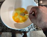 Foto del paso 5 de la receta Tortilla de brócoli con sobre mesa de tomate