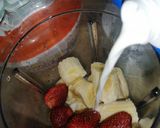 A picture of step 4 of Strawberry Smoothy 🍓😋.