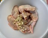 Hình bước làm 1 của món Cánh gà chiên nước mắm