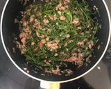 รูปขั้นตอนการทำที่ 4 ของ หมูสับผัดชะอมสวนใส่กะปิ (สูตร ง่ายๆ)