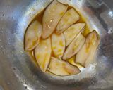 Hình bước làm 1 của món Mực dồn thịt tạo hình nải chuối sốt tương ớt