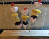Foto del paso 1 de la receta: Pinchos de malvaviscos con frutas y mas cosas ricas..