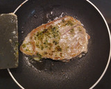 Foto del paso 2 de la receta: Atún rojo a la plancha con ajo y perejil