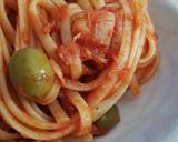 Foto del passaggio 2 della ricetta Linguine al pomodoro con olive verdi e tonno
