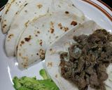 Foto del paso 7 de la receta: Tacos de harina con milanesa sazonada y salsas roja y verde