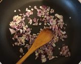 Lilahagymás-tejfölös-sajtos csirkemell🌰🧀🐤 recept fázis 2 fotója
