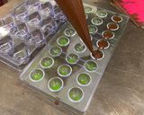 Foto del paso 5 de la receta: Bombones de chocolate rellenos de mazapán