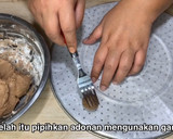 Foto langkah ke 3 dari resep Kue kering coklat wajan 4 bahan.