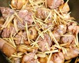 Hình bước làm 2 của món Gà Kho Gừng