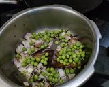 A picture of step 2 of Matar pulao.