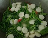 Gambar langkah 3 resipi Bayam Tumis Air.