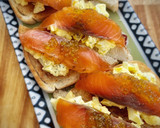 Foto del paso 4 de la receta: Mini tosta de salmón con huevo y cebolla