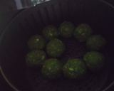 A picture of step 4 of Peas Cheese balls.