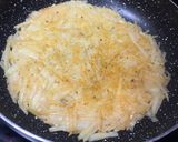 Foto del paso 4 de la receta Rösti de papas con Salchichas y Huevo frito