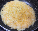 Foto del paso 4 de la receta: Rösti de papas con Salchichas y Huevo frito