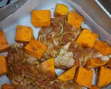 Foto langkah ke 2 dari resep Panggang Ayam dan Vegetable bumbu bawang tomat simple.