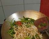 Foto langkah ke 3 dari resep Tumis toge dan selada air.