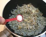魩仔魚炒蒜味花生的食譜步驟3照片