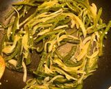 Foto del paso 3 de la receta: Pechuga de pollo con Rajas con crema