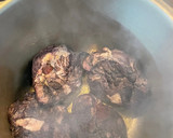 Foto del paso 3 de la receta: Carrilleras al vino tinto (Galtas)